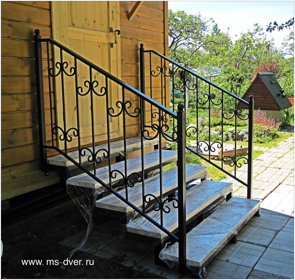 Кованое крыльцо с деревянными ступенями