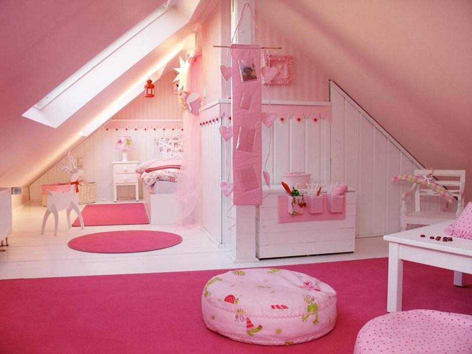 Детская мансардная комната для девочки