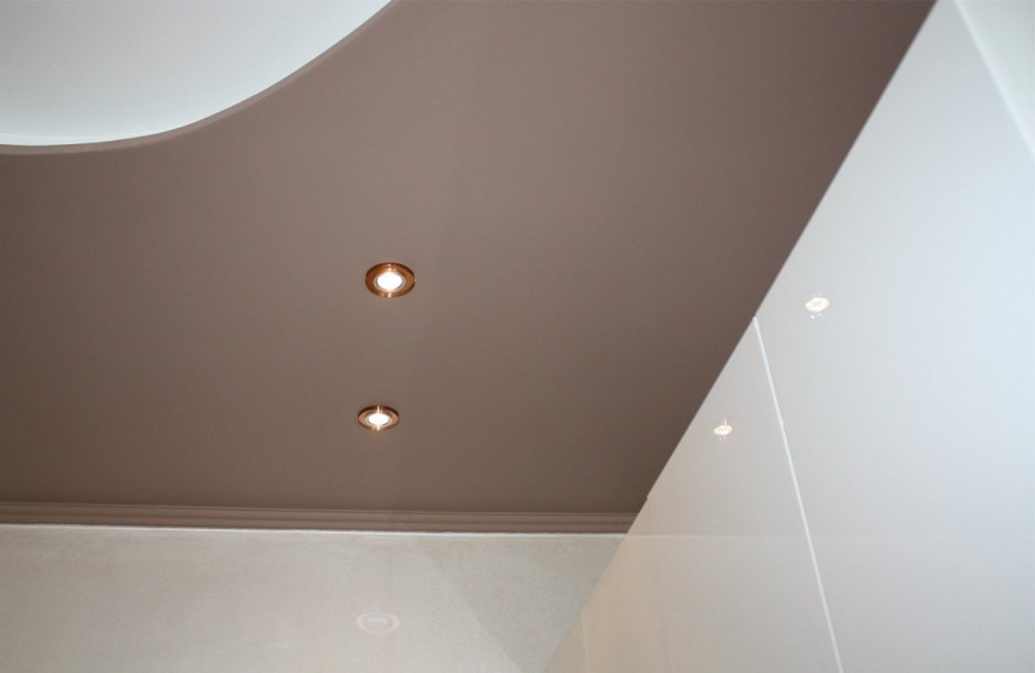 Натяжной потолок кофейного цвета