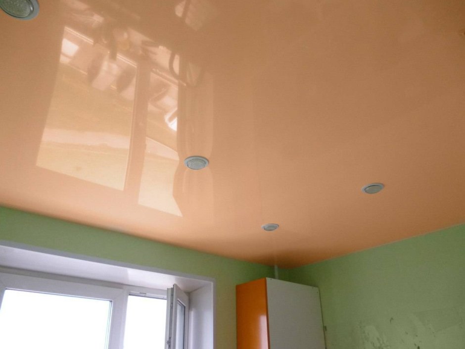 Персиковый натяжной потолок