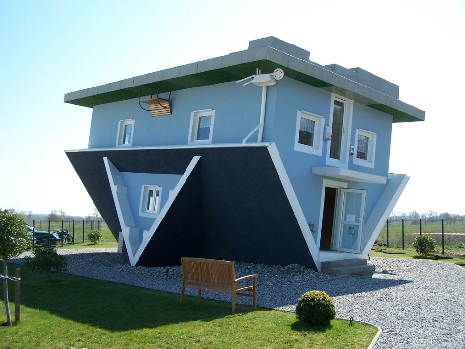 Дом с необычной крышей с мансардой