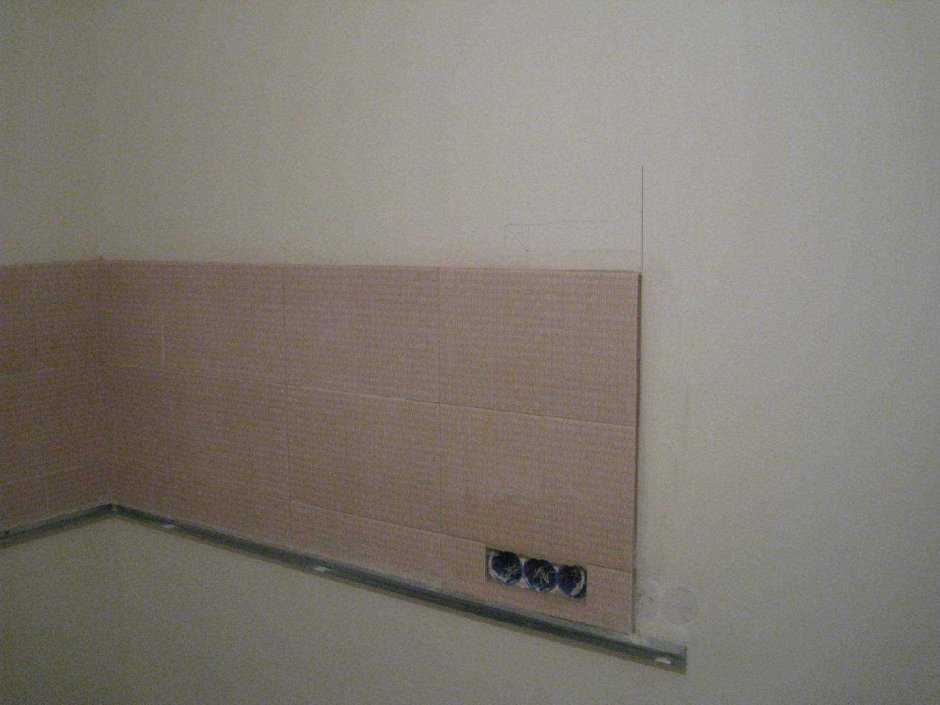 Монтаж стеновой панели на кухне
