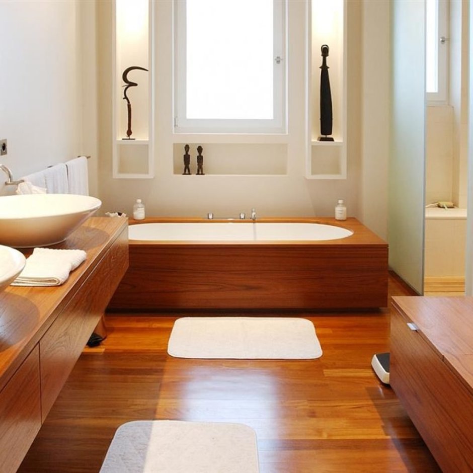 Ванная комната с деревянными полами