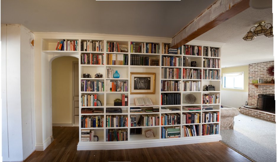 Книжный шкаф во всю стену