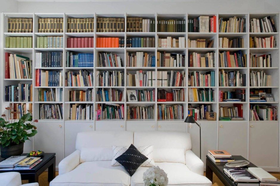 Серый книжный шкаф в интерьере