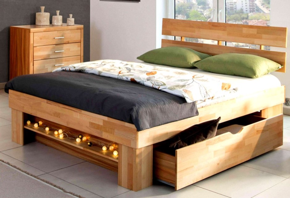 Низкая деревянная кровать