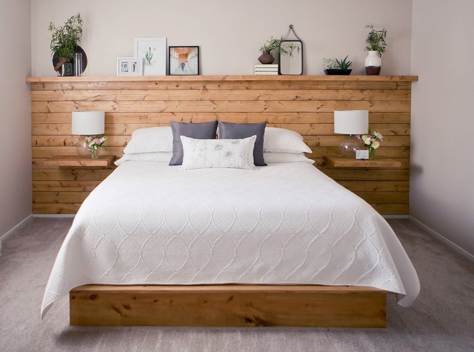 Кровать на деревянном подиуме