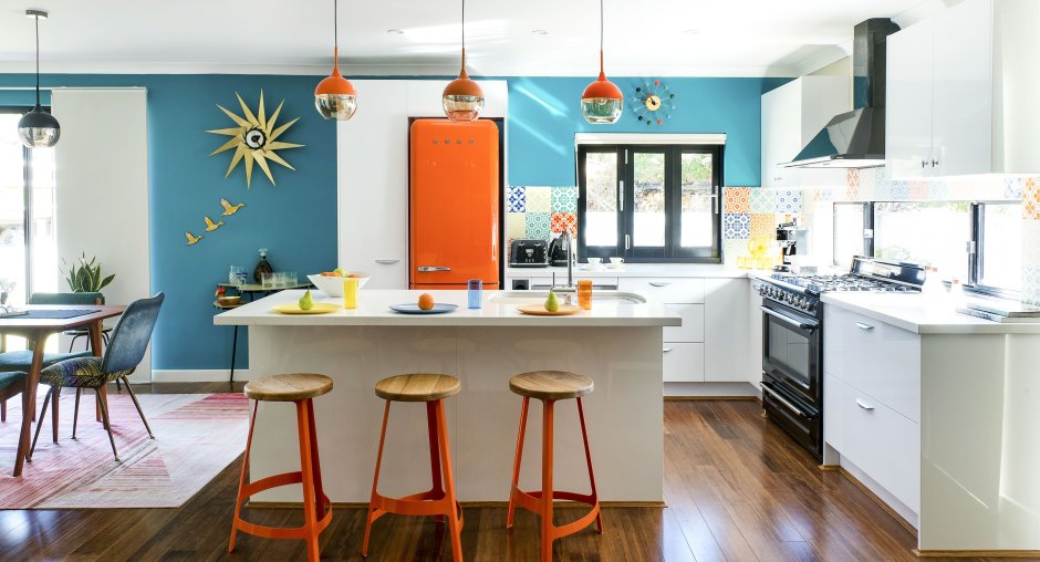 Синий и оранжевый в интерьере кухни