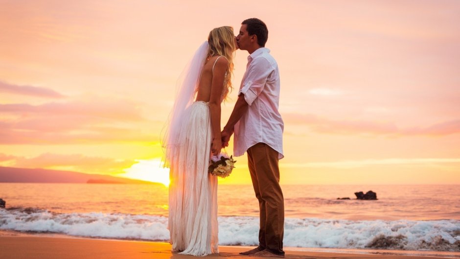 Свадьба на берегу моря закат