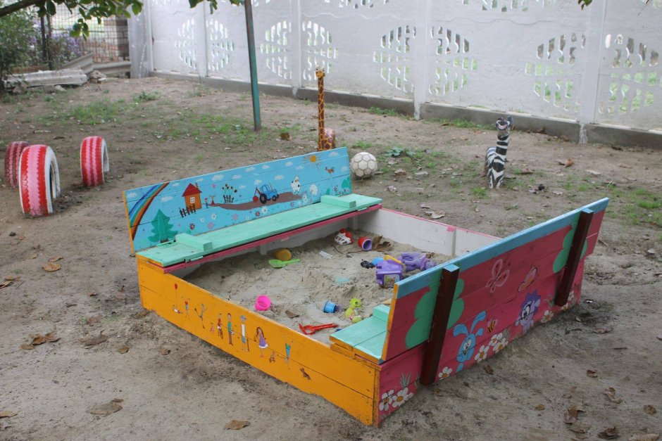 Детская площадка с песочницей