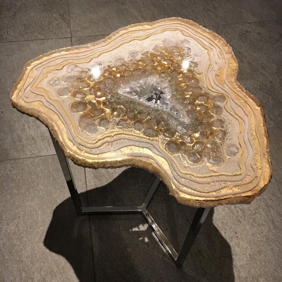 Стол из среза камня