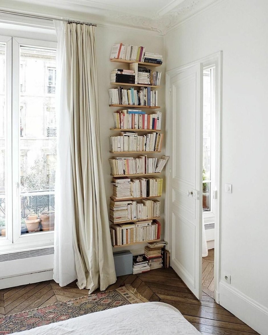 Книжный шкаф в маленькой комнате