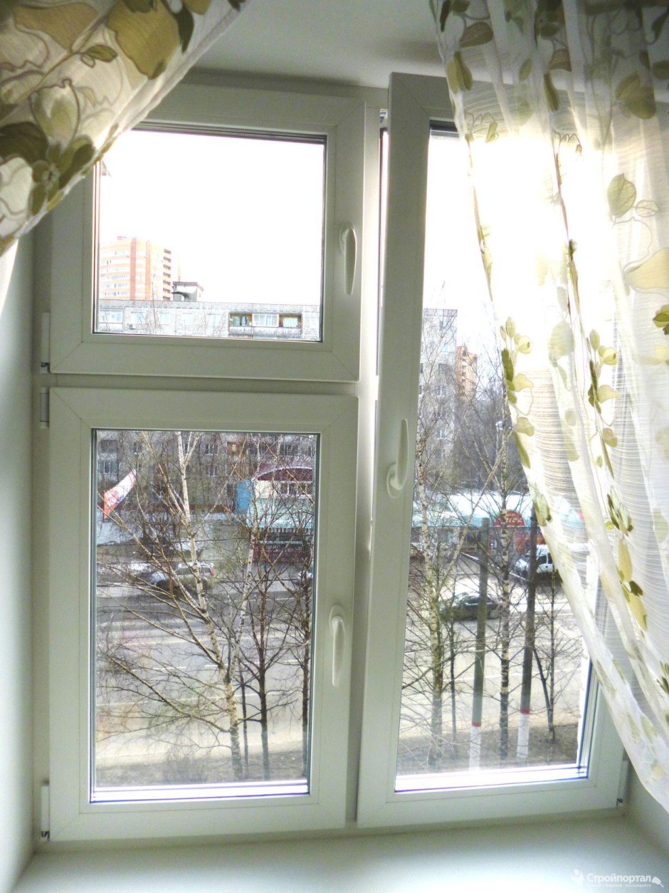 Пластиковое оено сфорточкой
