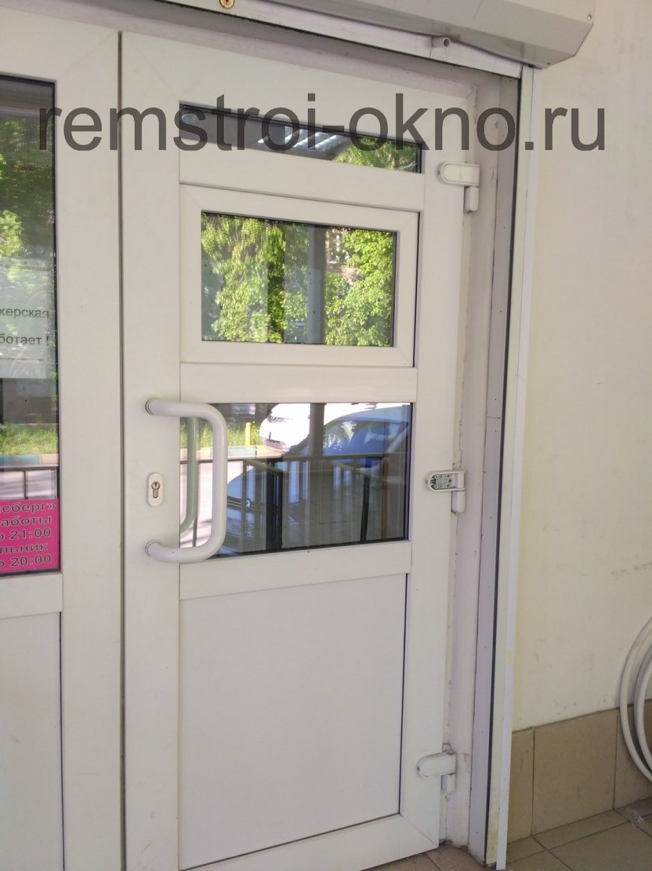 Пластиковая дверь с форточкой