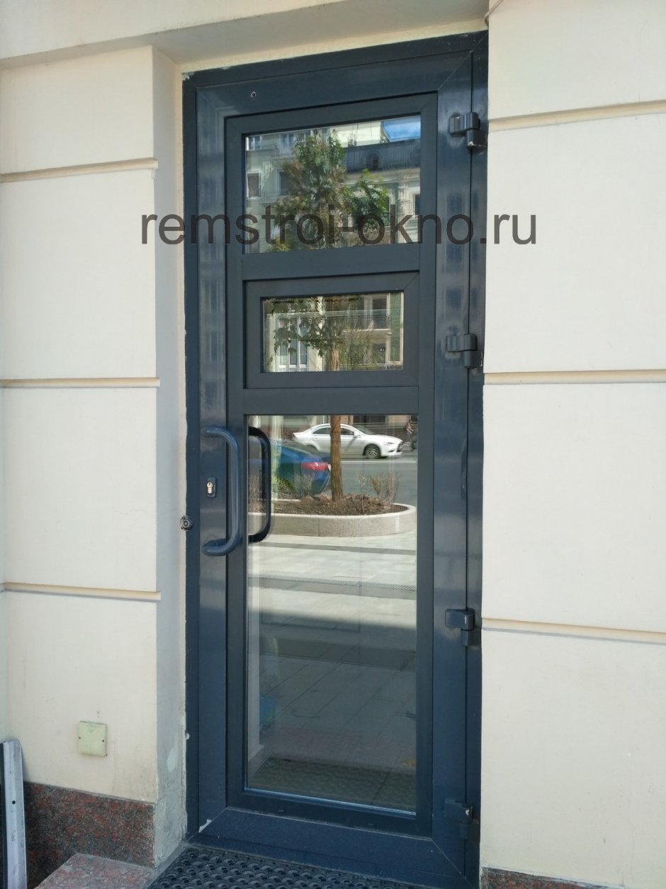 Пластиковая дверь с окном для выдачи