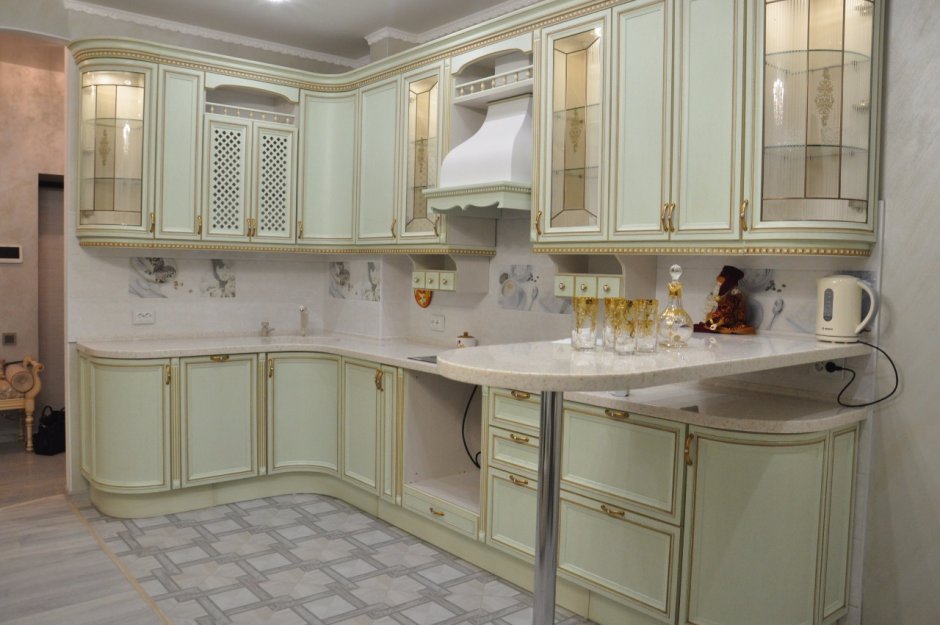 Кухня в серо красных тонах