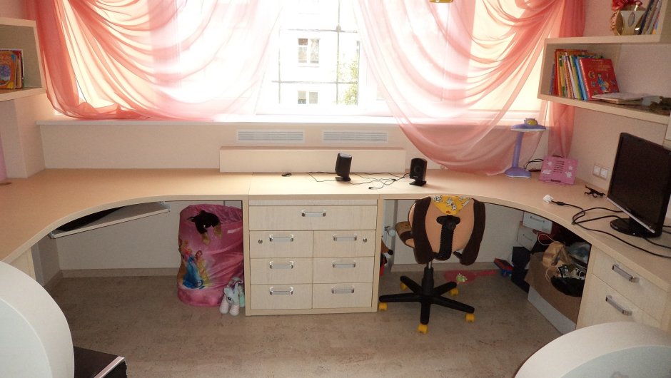 Письменный стол для двоих детей вдоль окна