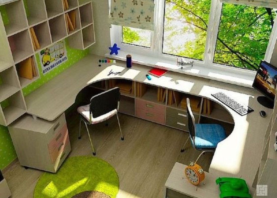 Письменный стол для двоих детей у окна