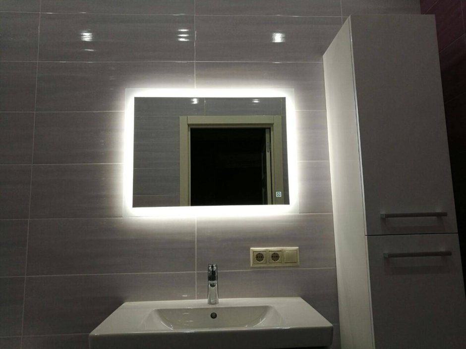 Зеркало с led подсветкой 70x65