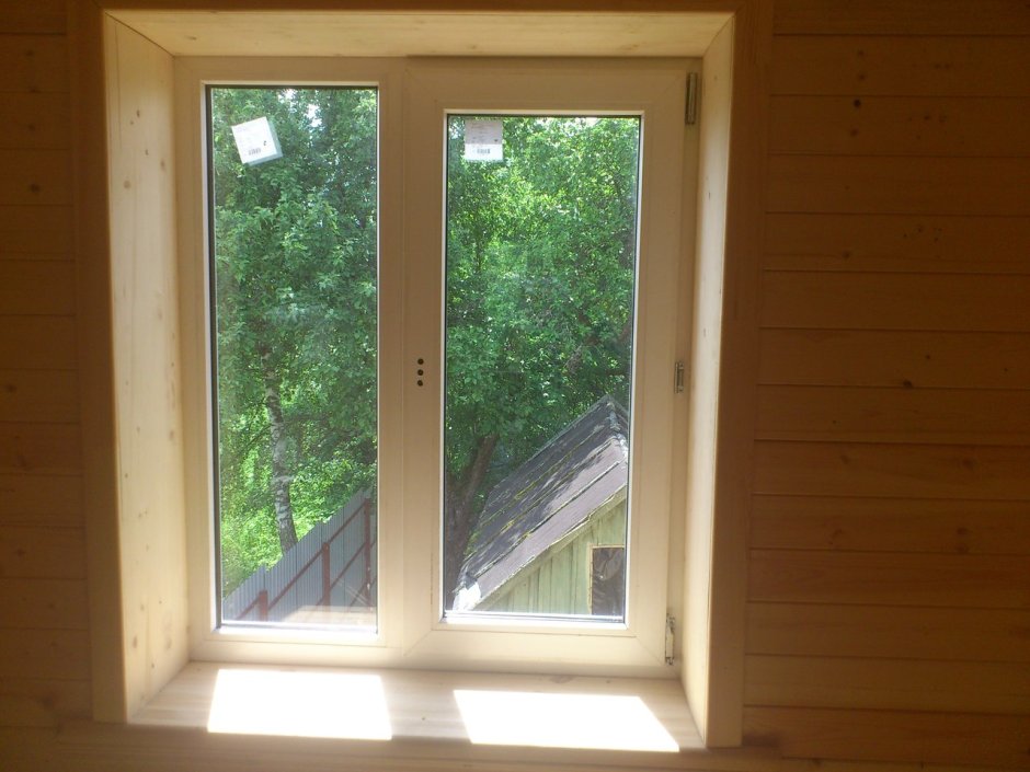 Пластиковые откосы в деревянном доме