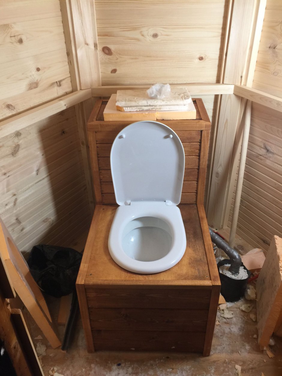Сиреневый туалет на даче внутри