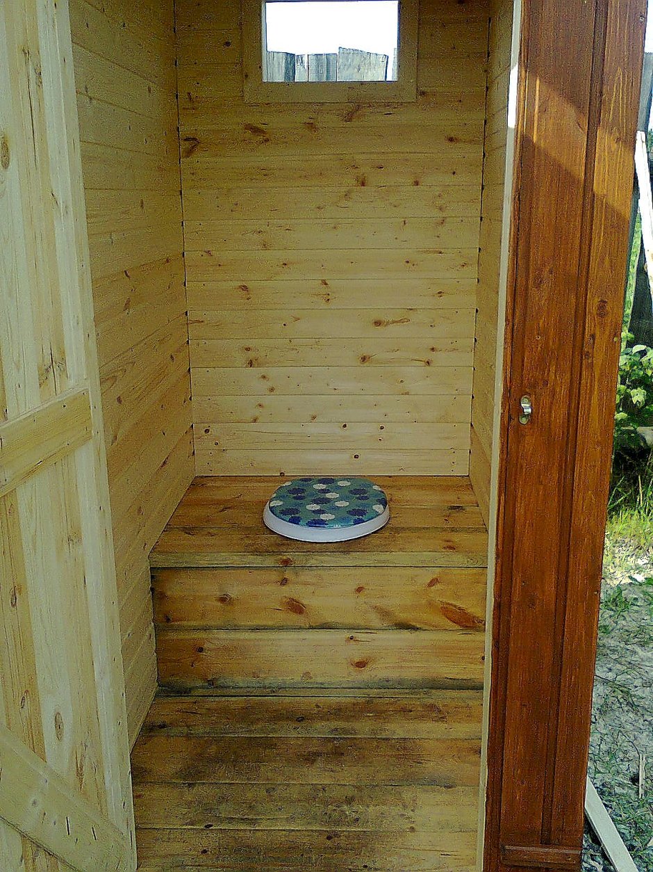 Деревянный туалет внутри