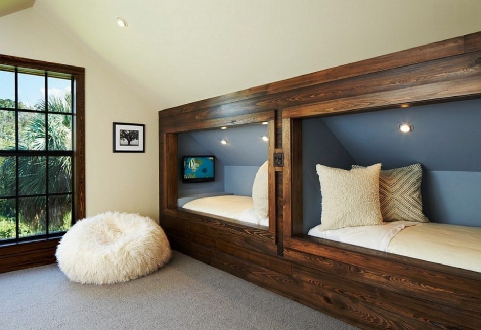 Необычная кровать в интерьере спальни
