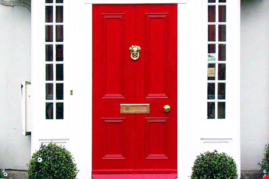 Красные английские двери