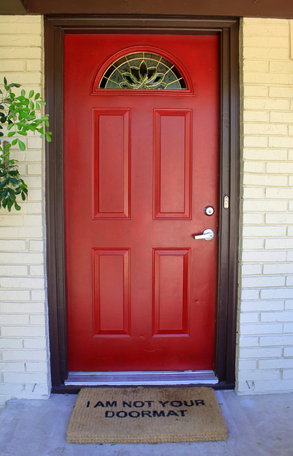 Серый дом с красной дверью