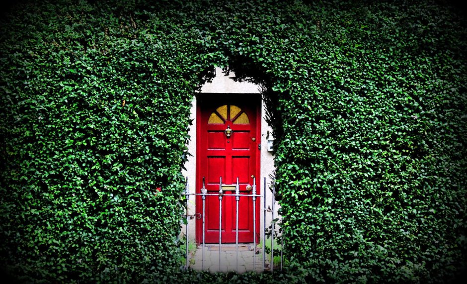Кирпичный дом с красной дверью