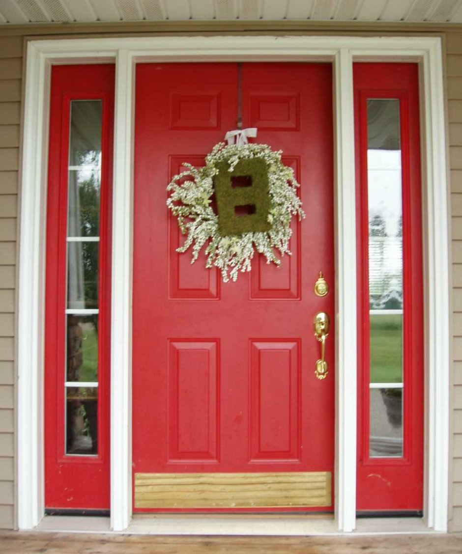 Красная деревянная дверь