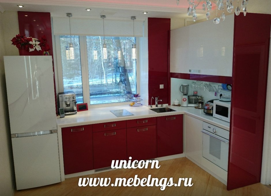 Малогабаритные кухни с окном