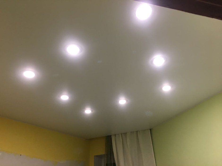 Натяжные потолки одноуровневые с точечными светильниками