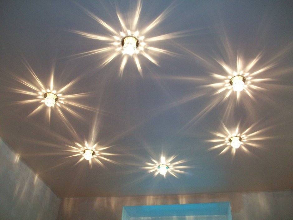 Расположение точечных светильников на потолке