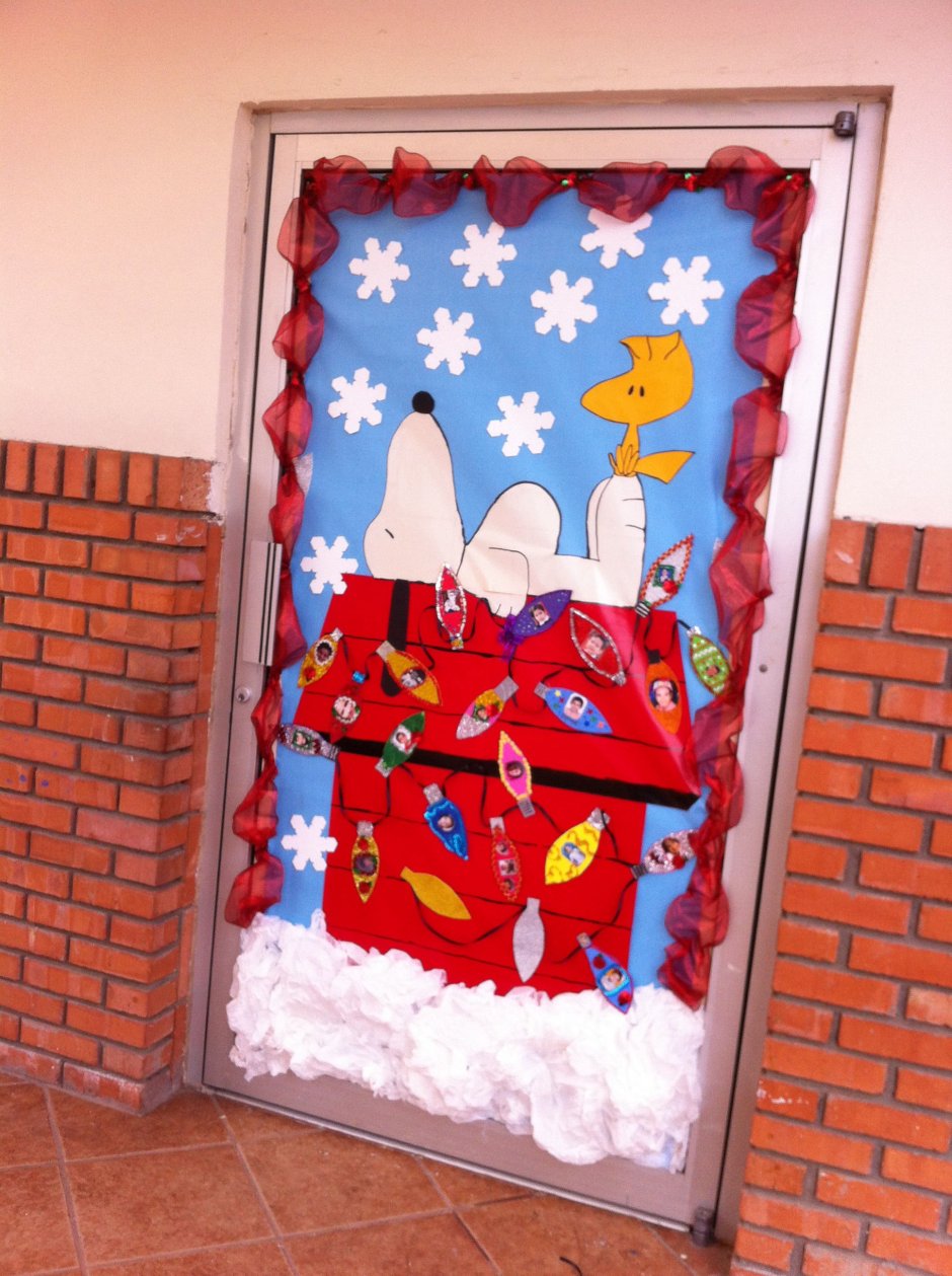 Украшение двери к новому году в школе Олаф