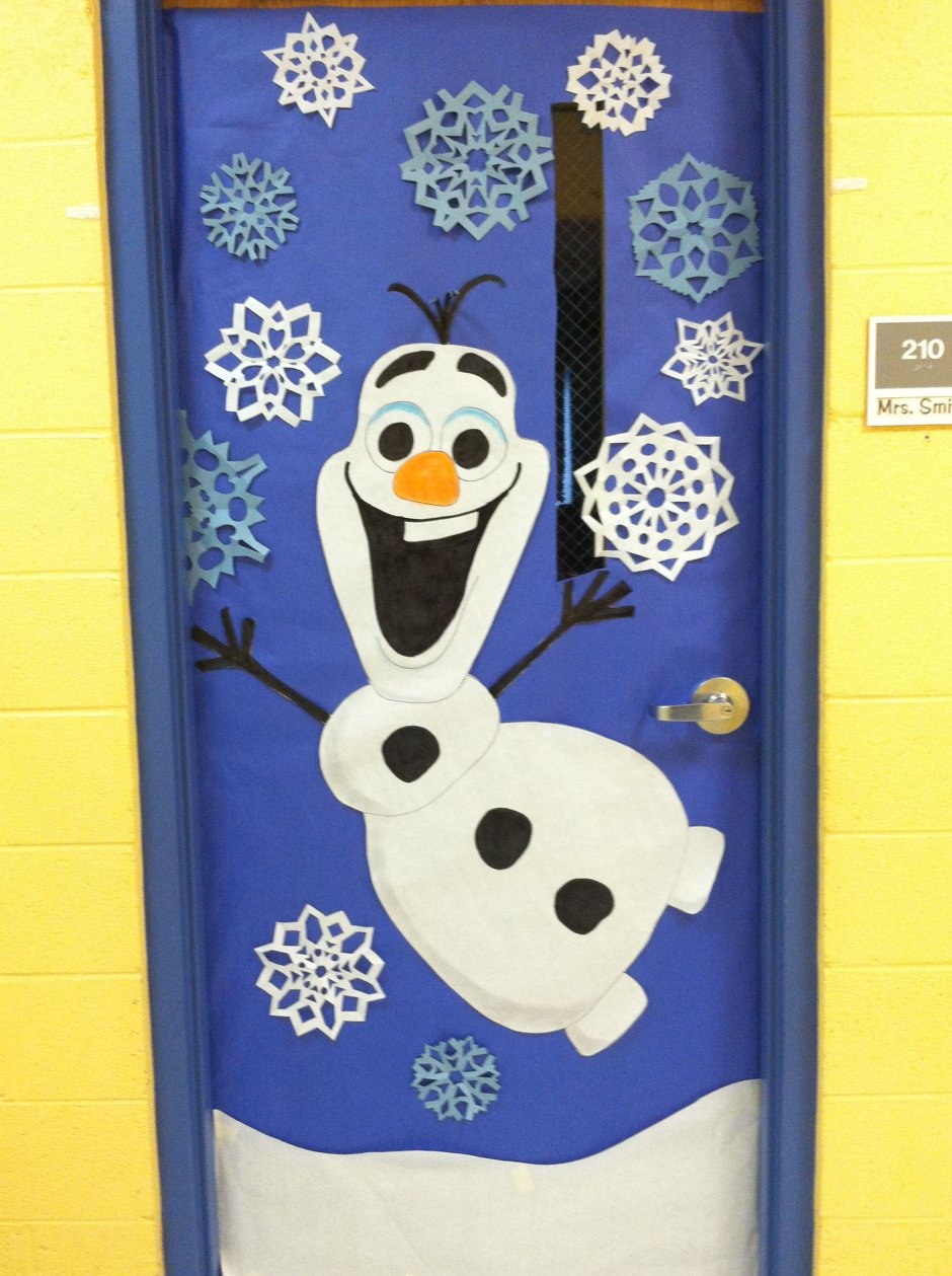 Новогодний декор двери в школе