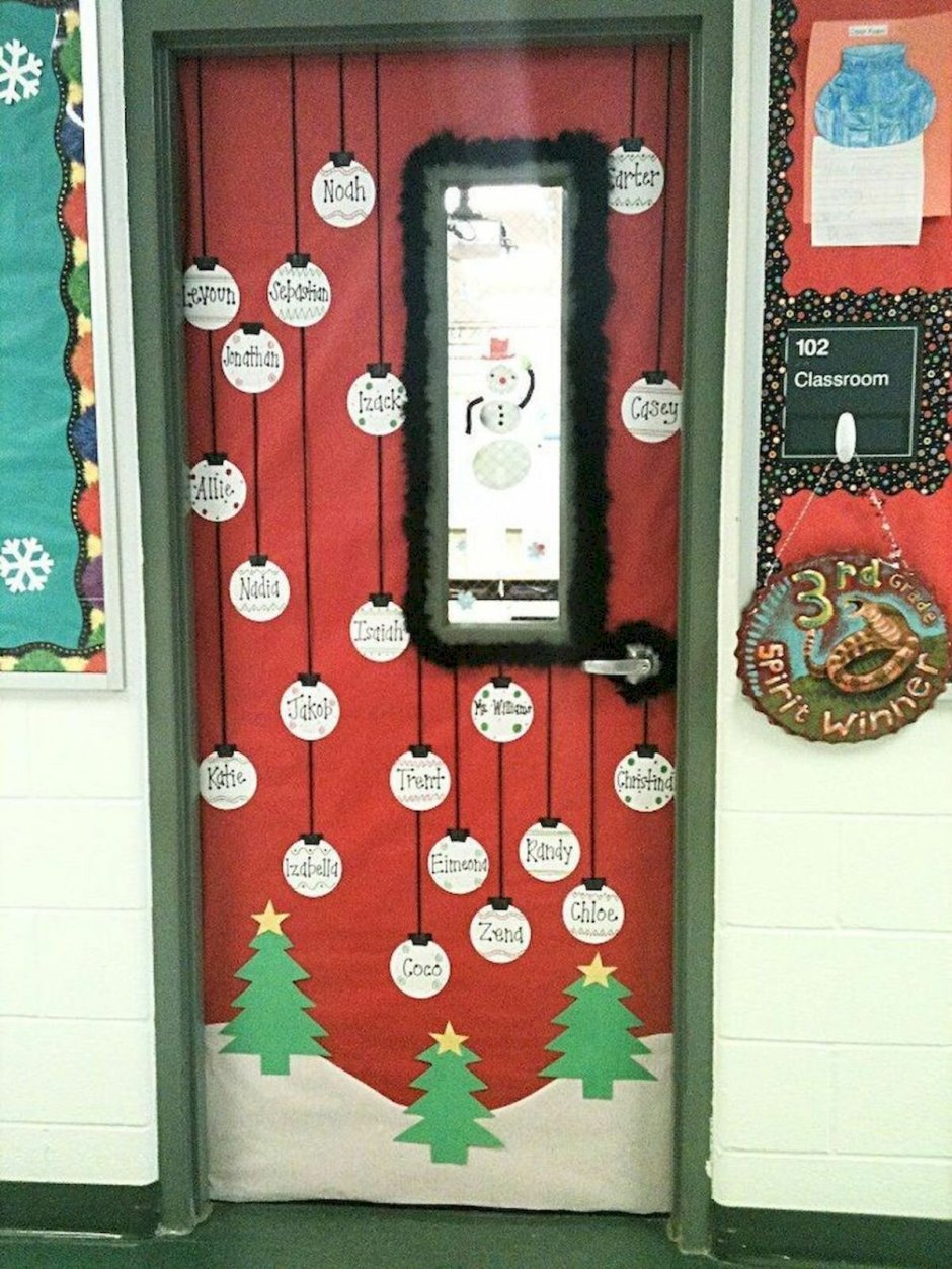 Новогоднее украшение двери в классе
