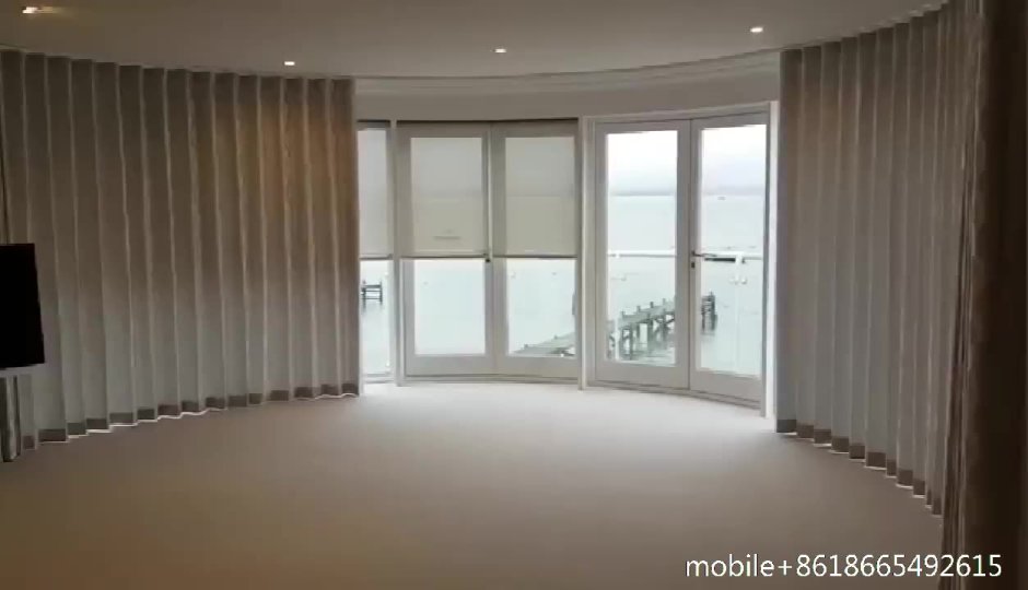 Спальня с панорамными окнами в квартире