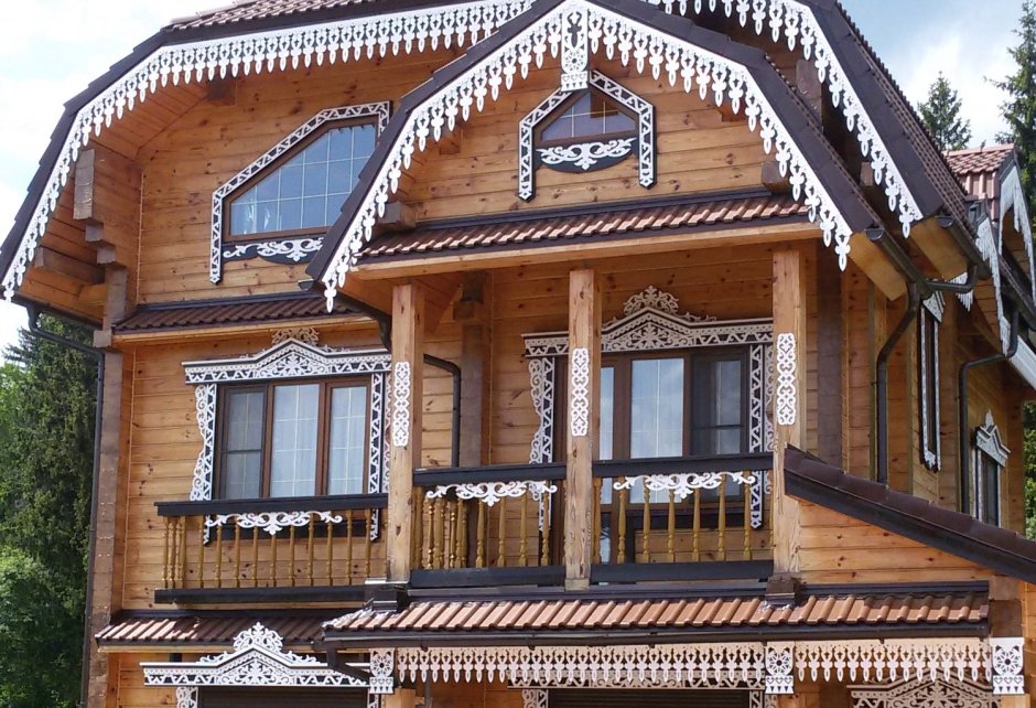 Домик с резными наличниками