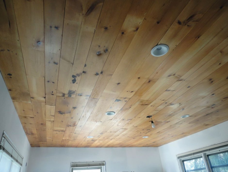 Потолок из деревянных щитов