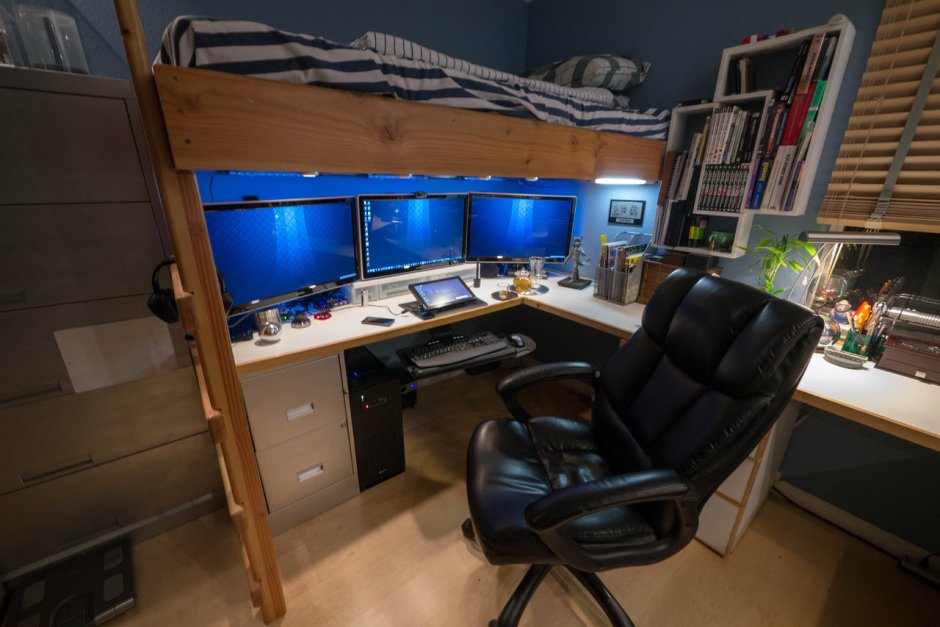 Компьютерная комната с кроватью