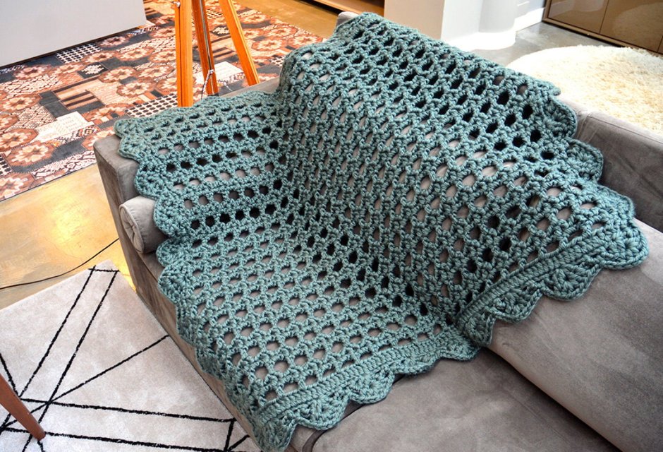 Вязаное покрывало на диван