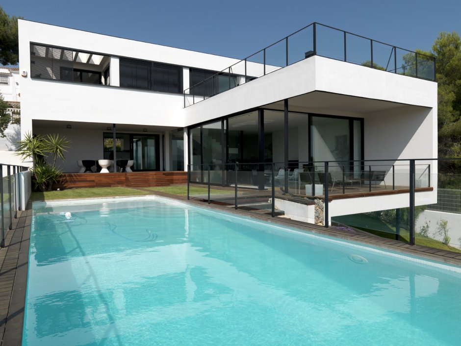 Двухэтажный белый дом с бассейном
