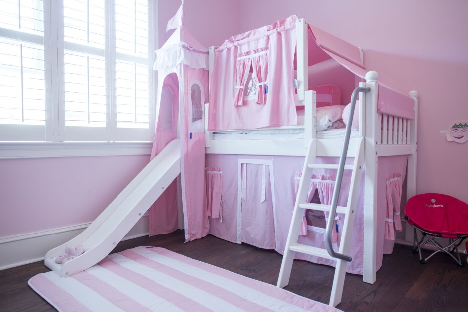 Кровать розовая с лестницей