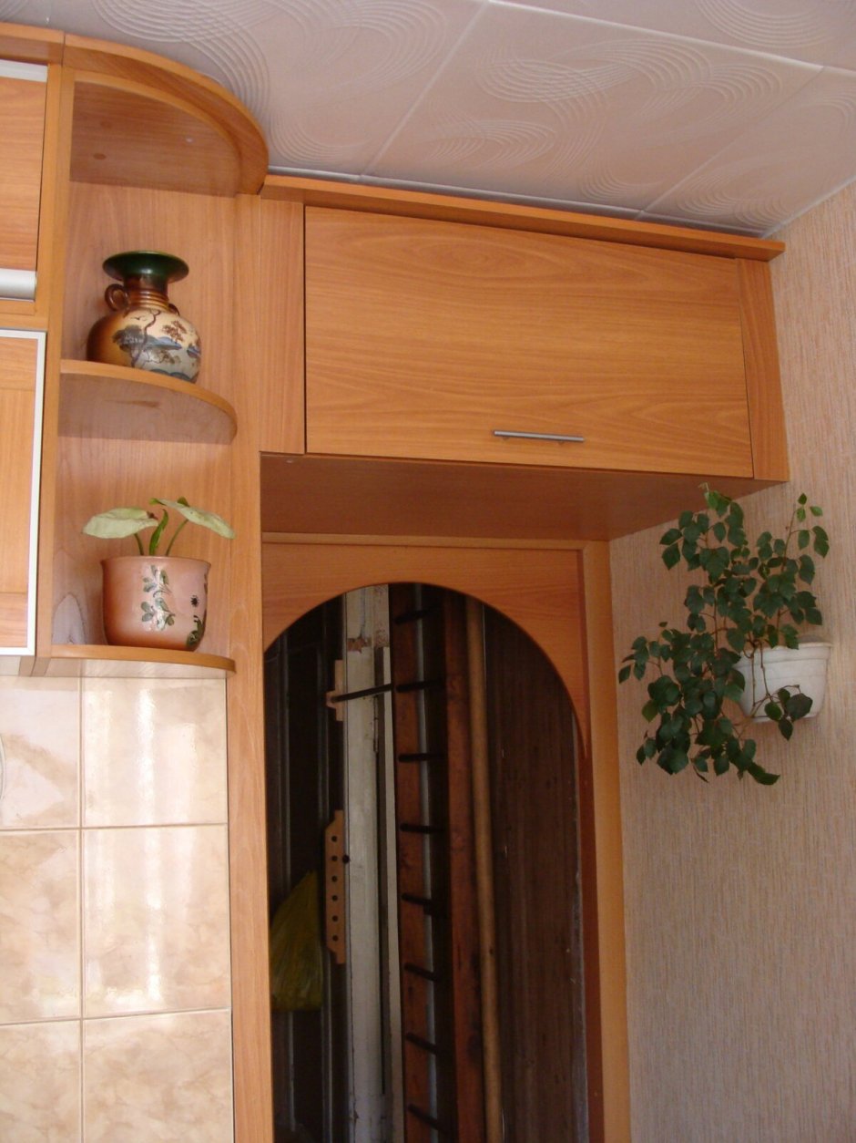 Книжная полка над дверью
