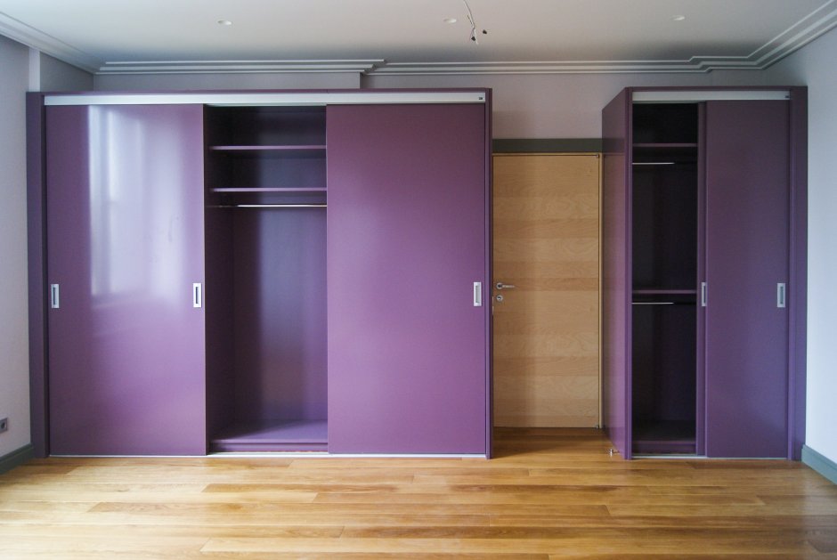 Фиолетовый шкаф в интерьере