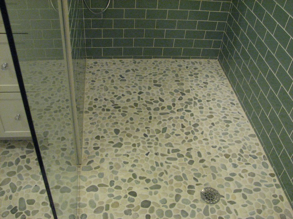 Мозаика из гальки в ванной
