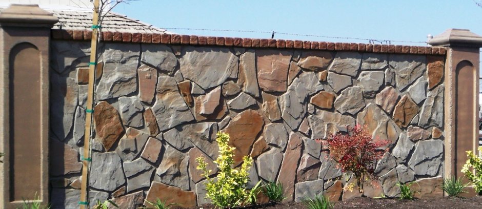 Каменный оштукатуренный забор