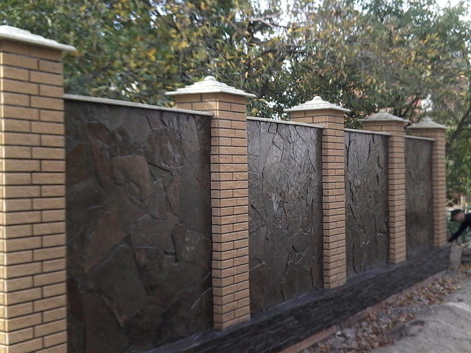 Каменный современный забор