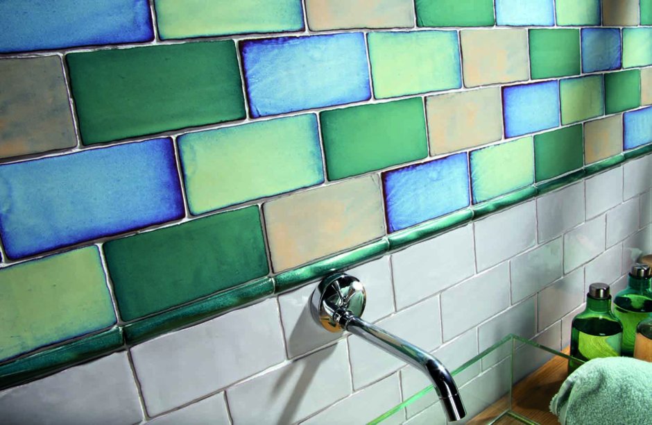 Крашеная плитка на полу